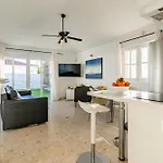 Ferienhaus Bright With A Private Swimming Pool, Air Conditioning, Garden And Parking *