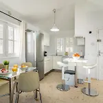 Bright With A Private Swimming Pool, Air Conditioning, Garden And Parking Ferienhaus
