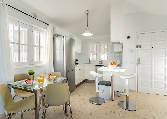 Near The Ocean With Private Pool And Garage Holiday home